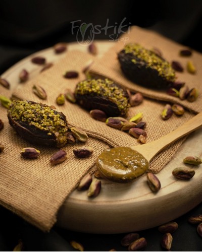 Dates with pistachio filling